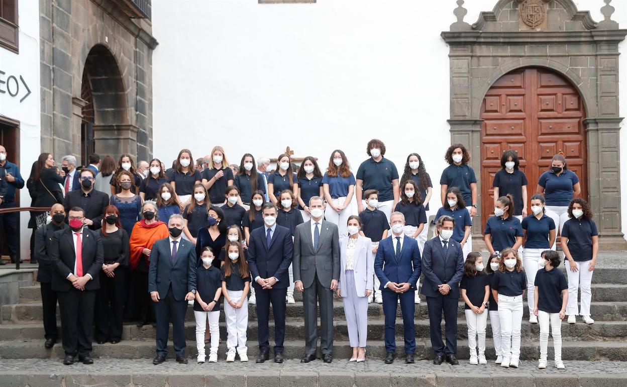 Foto de familia, ayer en el Convento de San Francisco, en la capital palmera. 