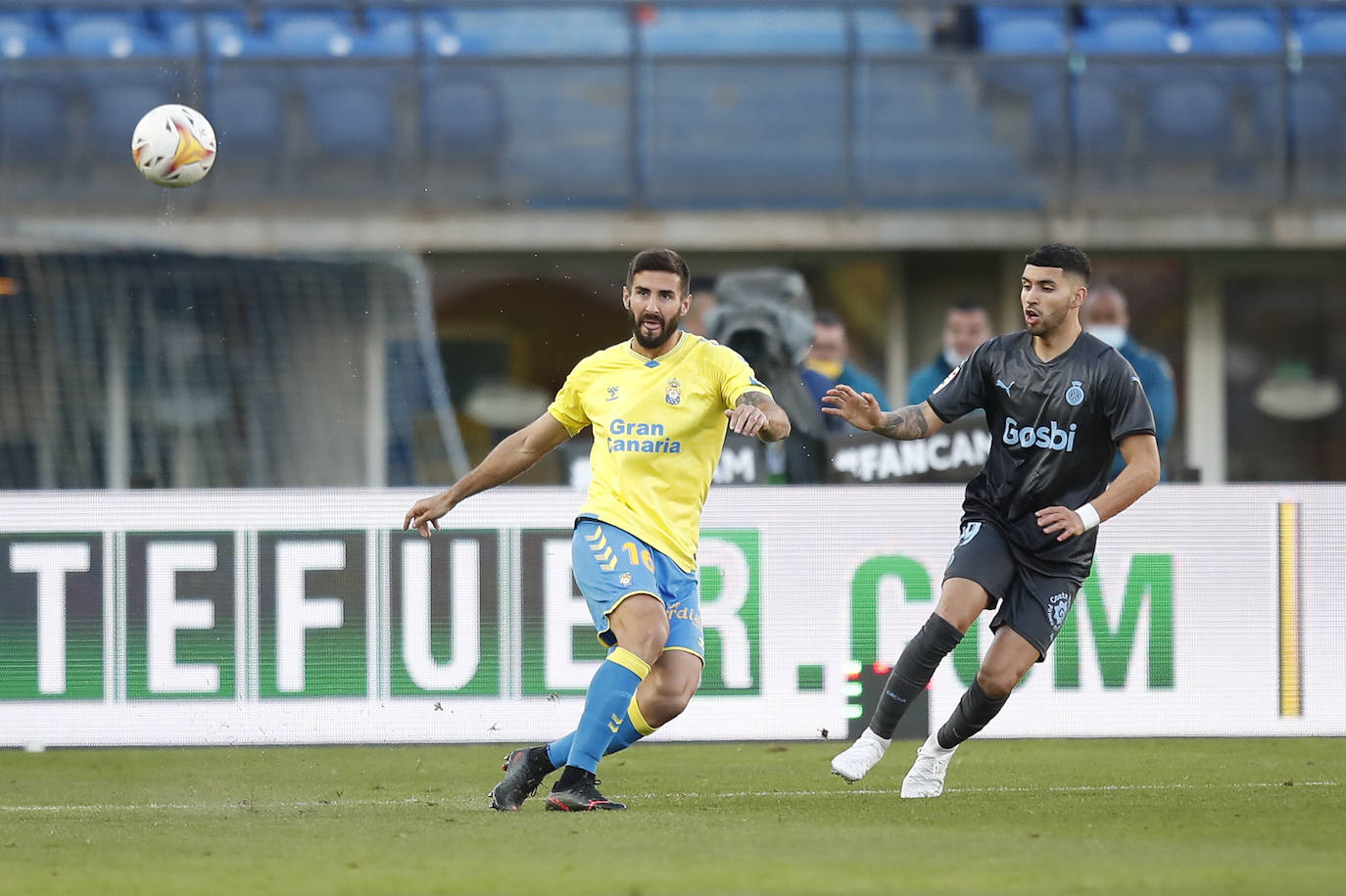 Raúl Navas golpea el balón ante el Girona. 