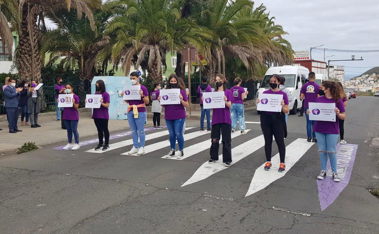 Manifestación por la igualdad junto al IES Santiago Santana. 