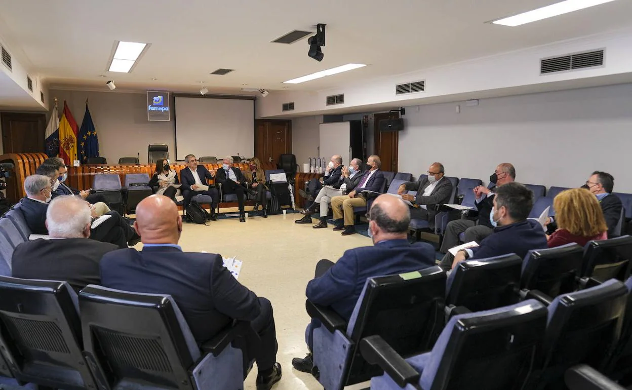 Imagen de una reunión celebrada ayer entre Nueva Canarias y la Confederación de Empresarios. 