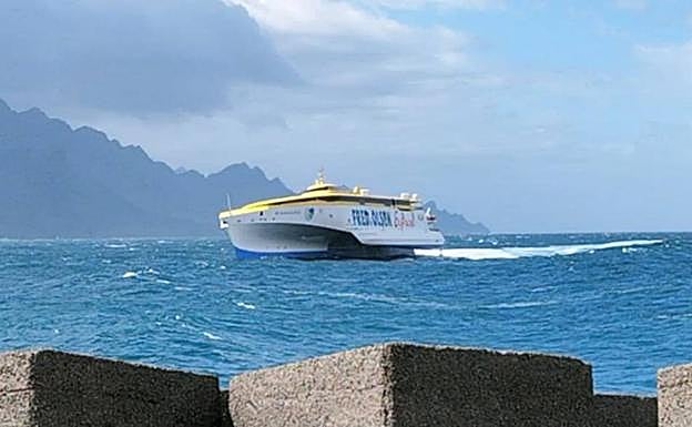 El gran oleaje dificulta la estabilidad del ferri. 