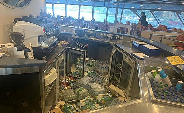 Imagen principal - Espectacular salida del ferri de Agaete por el oleaje