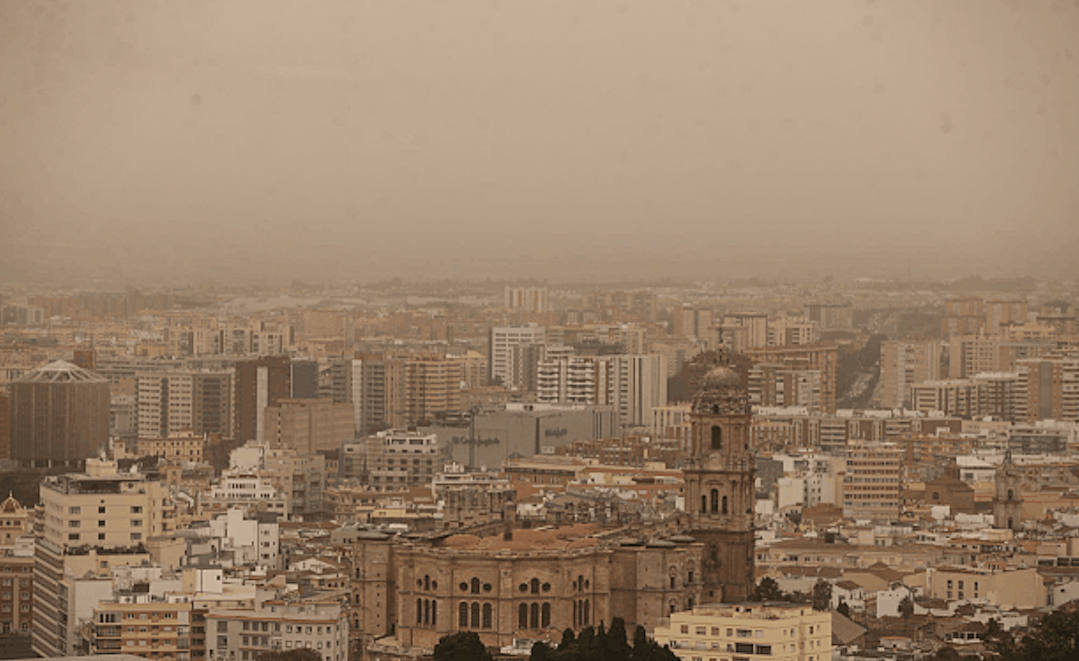 Aspecto que presentaba la ciudad de Murcia con un alto número de partículas y polvo en suspensión que le da ese color anaranjado al cielo