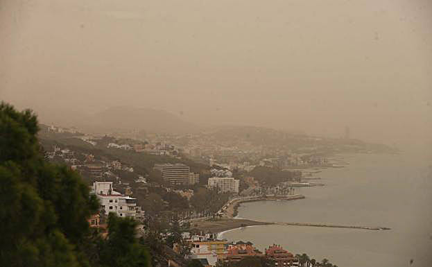 La ciudad de Málaga también se ha visto afectada por la calima sahariana, dejando estampas marcianas. 