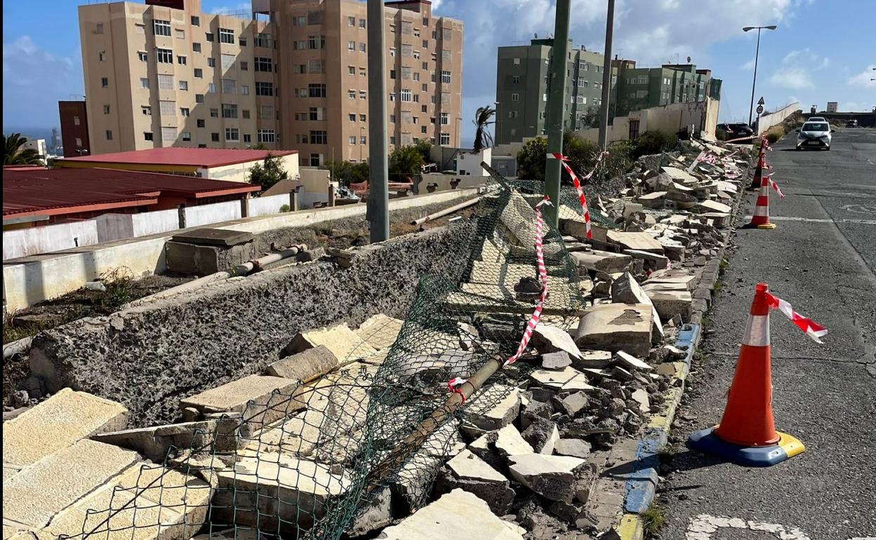 Estado en el que quedó el muro del centro educativo. 