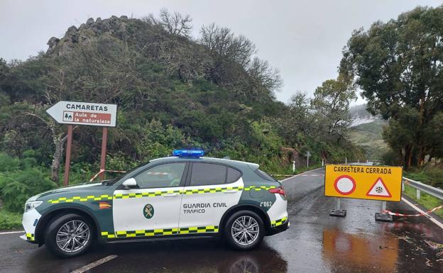 Imagen principal - La Guardia Civil cierra el acceso a la cumbre de Gran Canaria por la helada