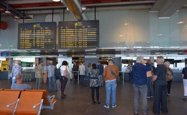 Los aeropuertos canarios operan con «normalidad» salvo algunos retrasos
