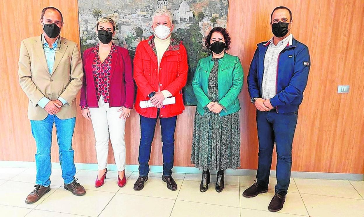 Cargos públicos y organización del festival, tras la reunión. 