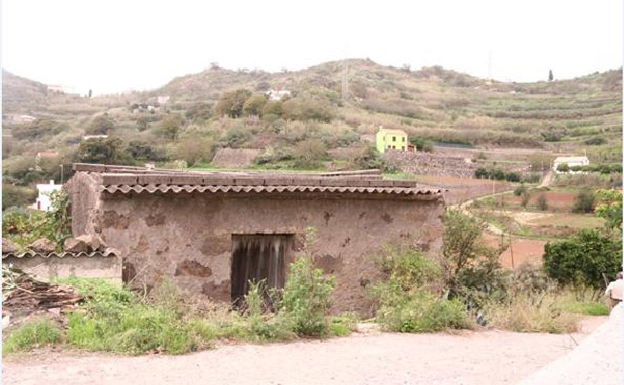 En primer plano, edificación para la que se pidió licencia de rehabilitación. Al fondo, de verde, la obra hecha. 