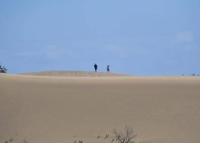 Imagen secundaria 1 - Las imágenes soleadas de hoy en el sur de Gran Canaria contrastan con el paisaje de ayer en la cumbre. 