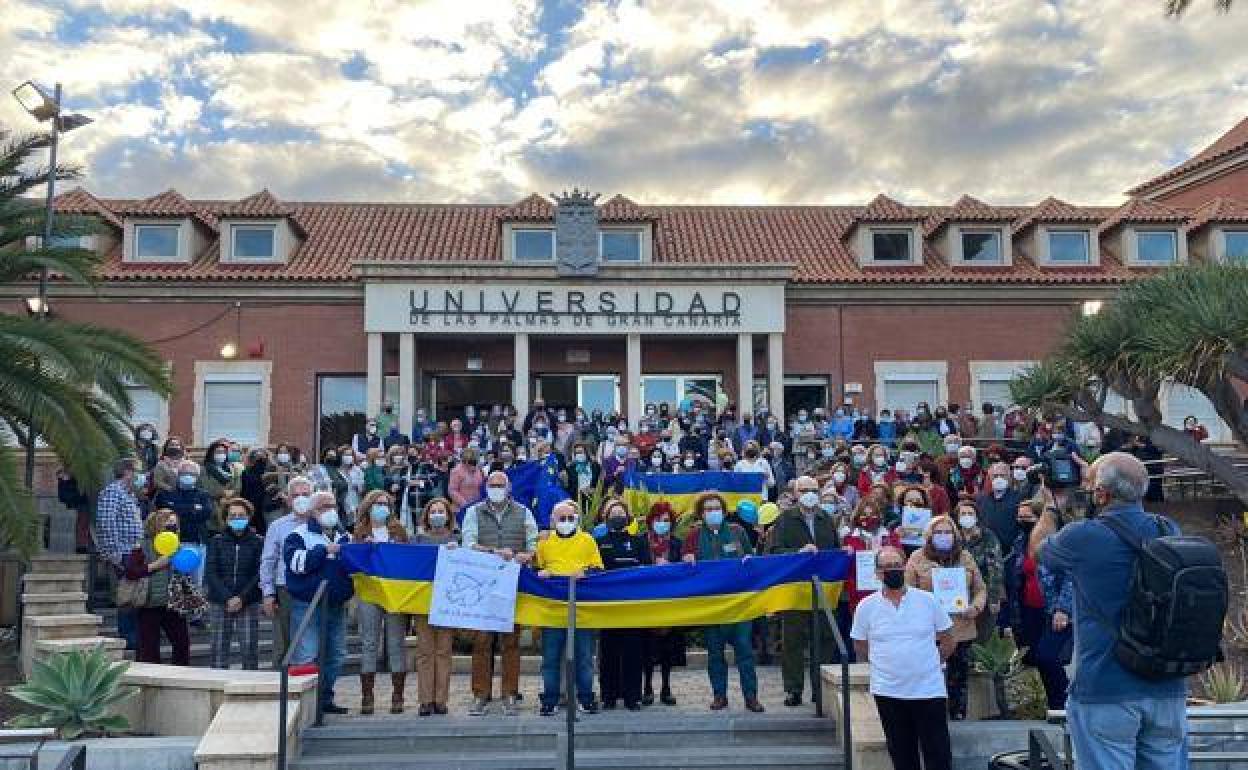 La ULPGC despliega una pancarta que reza «No a la guerra, paz en Ucrania«