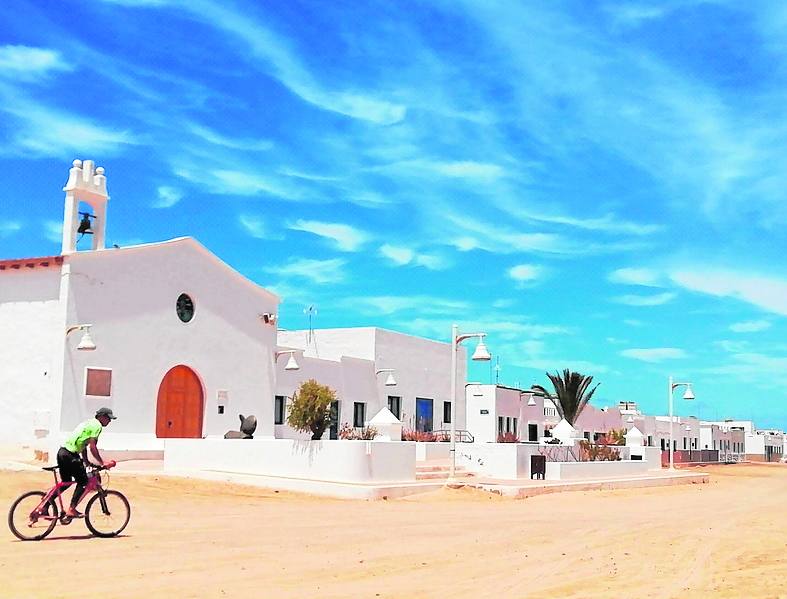 La Graciosa, un destino ideal para la desconexión digital, largos paseos y disfrutar de la gente