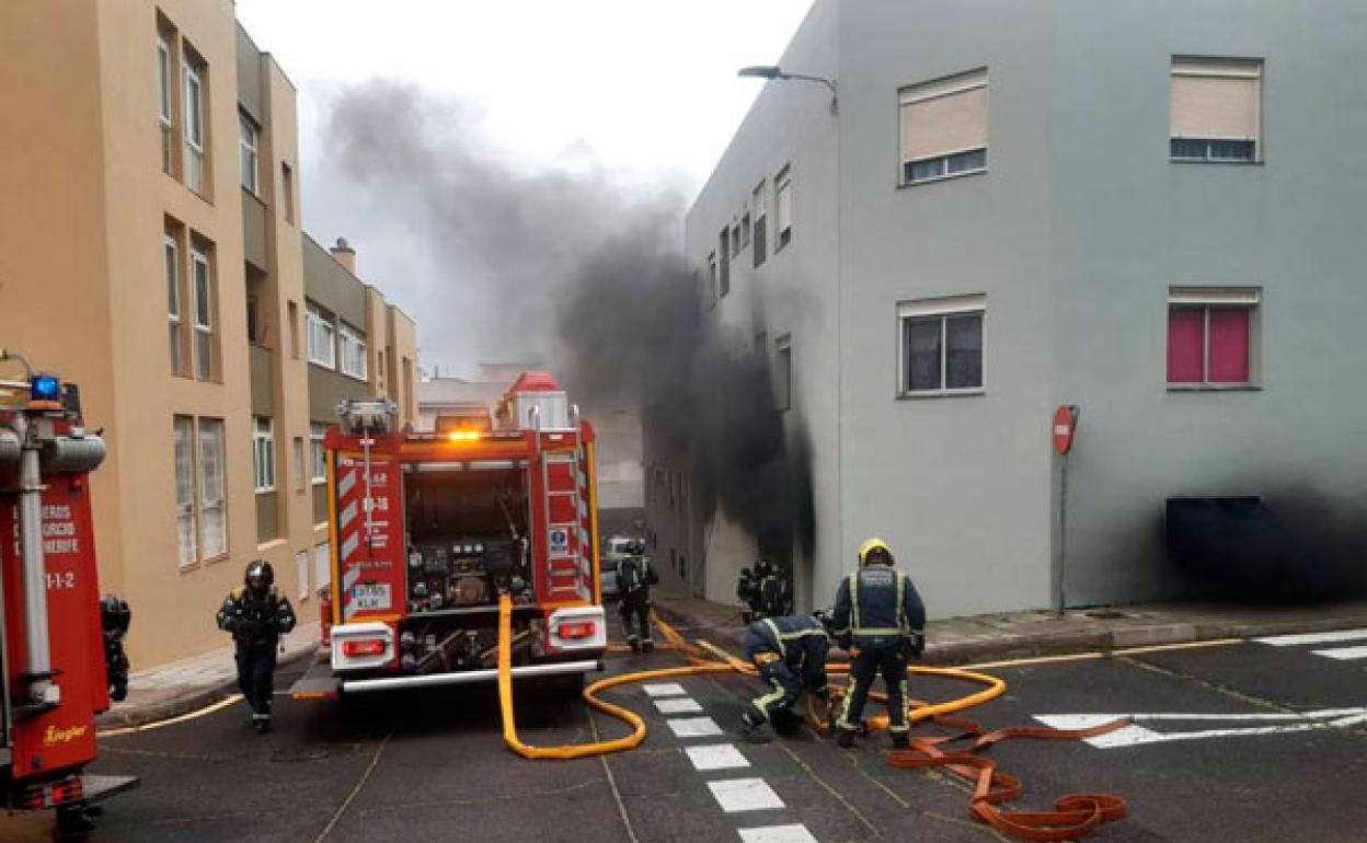 Intoxicado por el humo del incendio en un garaje que calcinó 4 vehículos