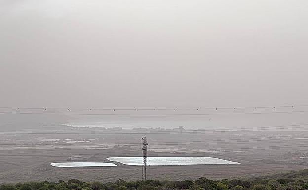 La calima emborrona las vistas del Aeropuerto de Gran Canaria. 