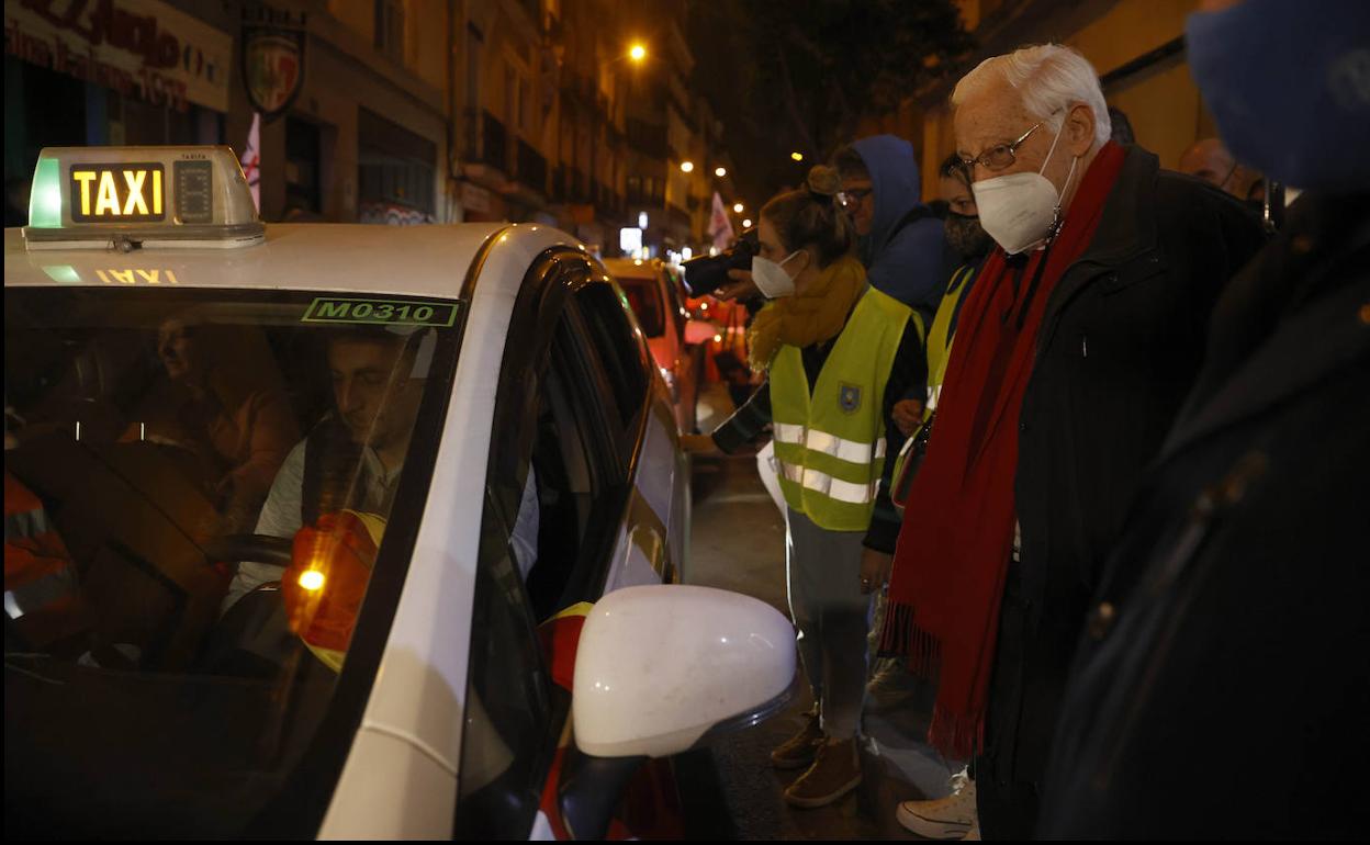 34 taxis salieron de Madrid con ayuda humanitaria a Ucrania y regresaron con 130 refugiados. En la imagen, el momento de la llegada con el padre Ángel, de Mensajeros por La Paz. 