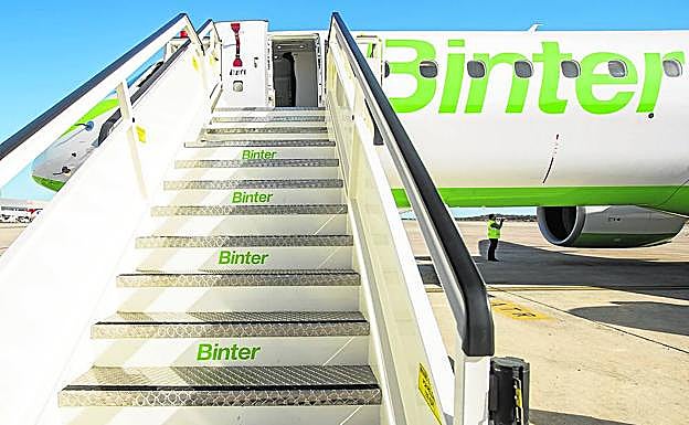 Las compañías aéreas incrementan las plazas. Escalerilla de un avión de Binter.