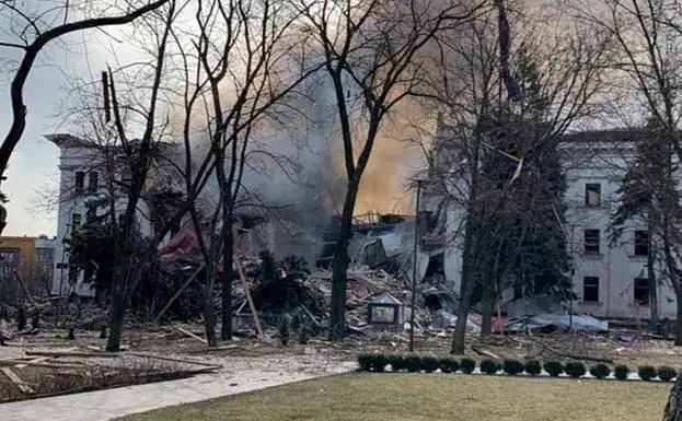 Teatro de Mariúpol, tras el bombardeo.