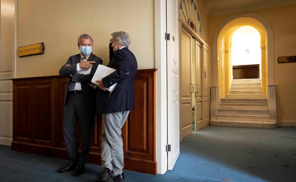 El consejero de Administraciones Públicas, Julio Pérez, en una foto de archivo en los pasillos del Parlamento canario junto a Sebastián Franquis. 