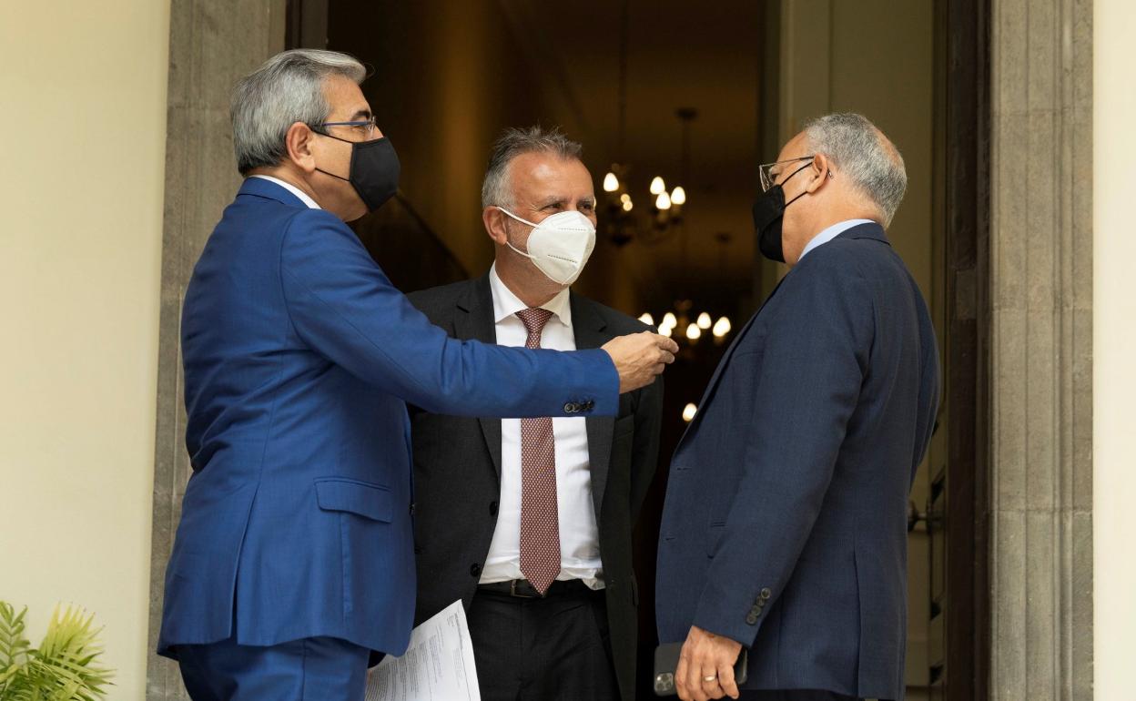 Román Rodríguez (NC), Ángel Víctor Torres (PSOE) y Casimiro Curbelo (ASG). 