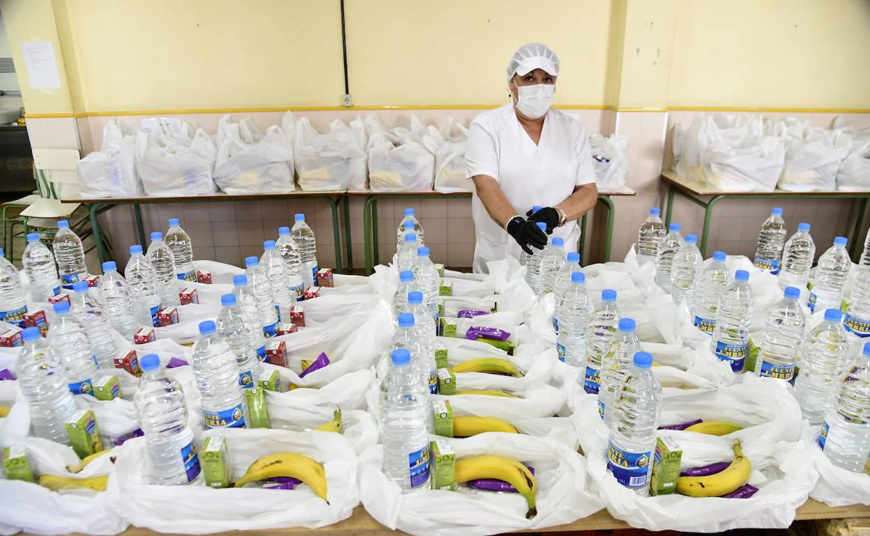 Imagen de la preparaciónde de paquetes de comida que Cáritas puso en marcha durante el confinamiento. 