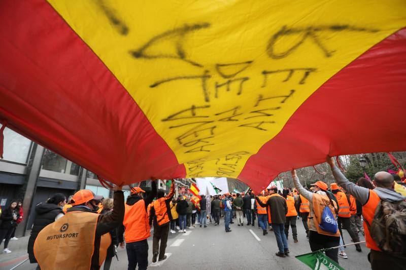 Una marea naranja de agricultores, ganaderos, regantes, pescadores, cazadores y gentes del mundo del toro reclaman ayudas al Gobierno.