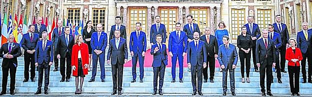 Imagen de Familia. Los jefes de Estado y de Gobierno de los Veintisiete se reunieron hace unos días en Versalles en una cumbre extraordinaria para hablar sobre la guerra. 