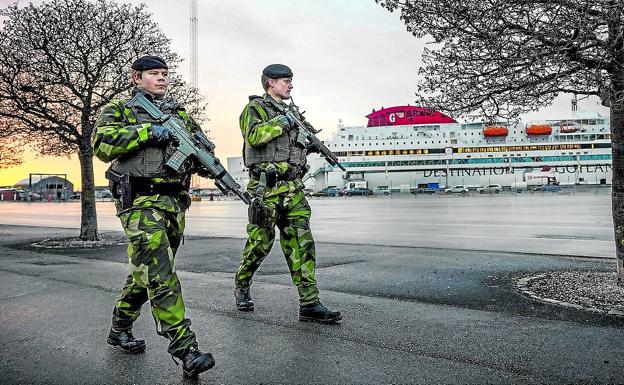 Suecia. Patrulla del ejército en la isla de Gotland, en el mar Báltico .