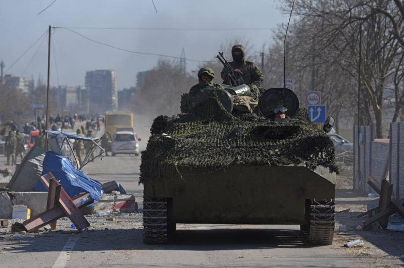 Militares rusos en un vehículo blindado en la castigada ciudad ucraniana de Mariúpol.