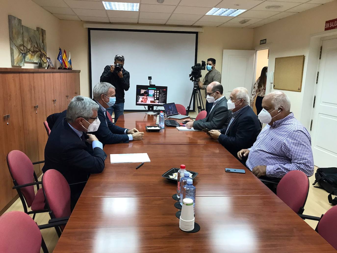 Imagen del encuentro mantenido esta mañana en la sede de la FET entre los transportistas y Sebastián Franquis. 