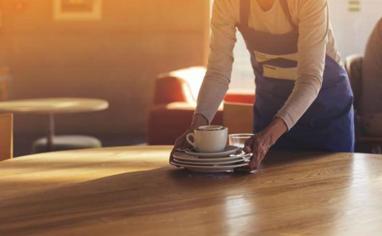 La conversación de una hostelera y una aspirante a camarera indigna a las redes