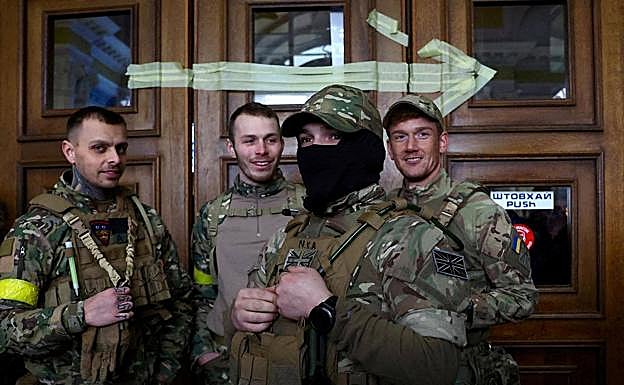 Soldados extranjeros que se han alistado para luchar contras las tropas rusas en Leópolis.