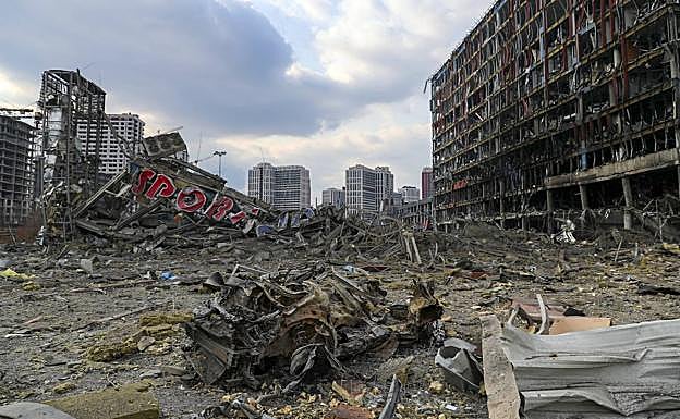 El ejército ruso bombardeó un centro comercial en Kiev. 