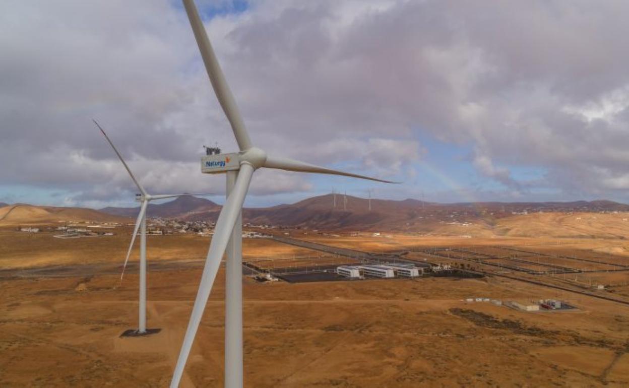 Dos de los ocho aerogeneradores del parque. 