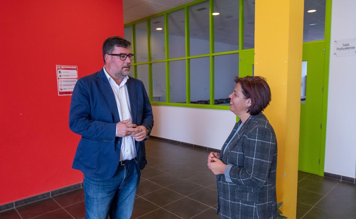 Alcalde y concejala. 