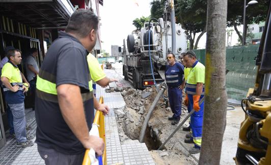 Reparación de una avería por parte de Emalsa, la empresa a la que más debe el Ayuntamiento en la cuenta 413. 