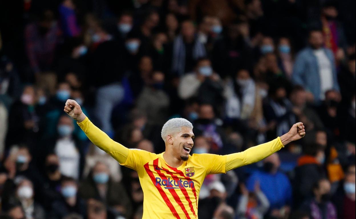 Ronald Araujo celebra su gol al Madrid en el Bernabéu.
