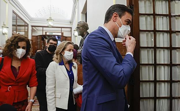 Sánchez, sacudido a izquierda y derecha 