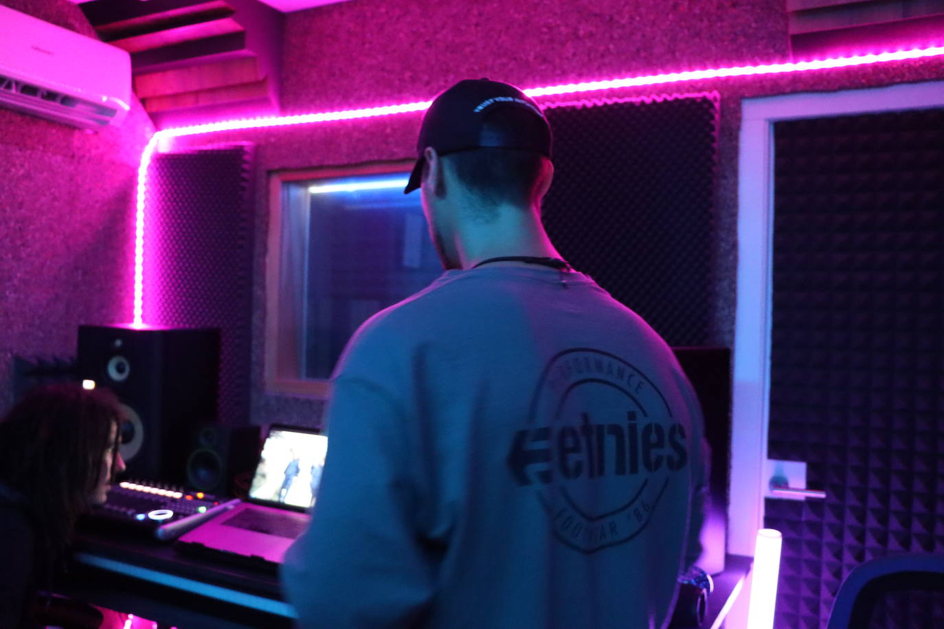 El artista en un estudio de grabación. 