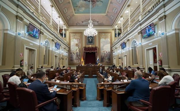 El Parlamento de Canarias pide el reparto obligatorio de menores inmigrantes