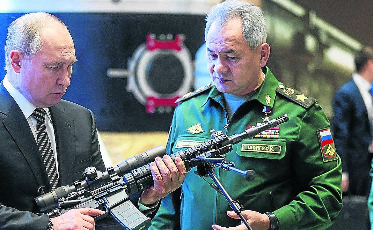 Putin y Shoigu examinan un arma del Ejército el pasado diciembre.