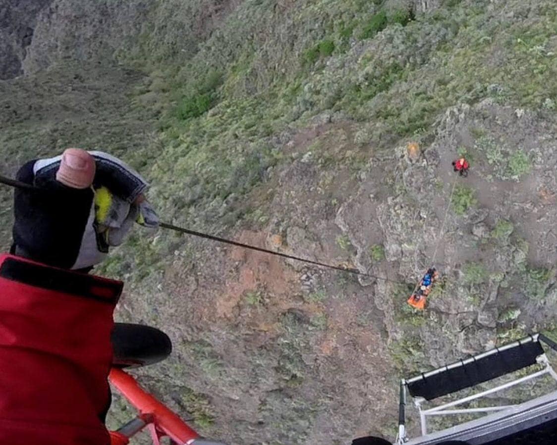 Imagen del momento del rescate desde el helicóptero del GES. 