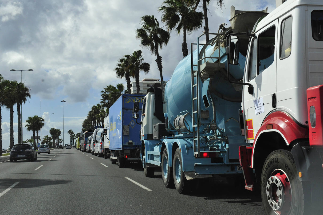 Imagen de la última protesta con camiones y guaguas organizada por los transportistas canarios en abril de 2012. 