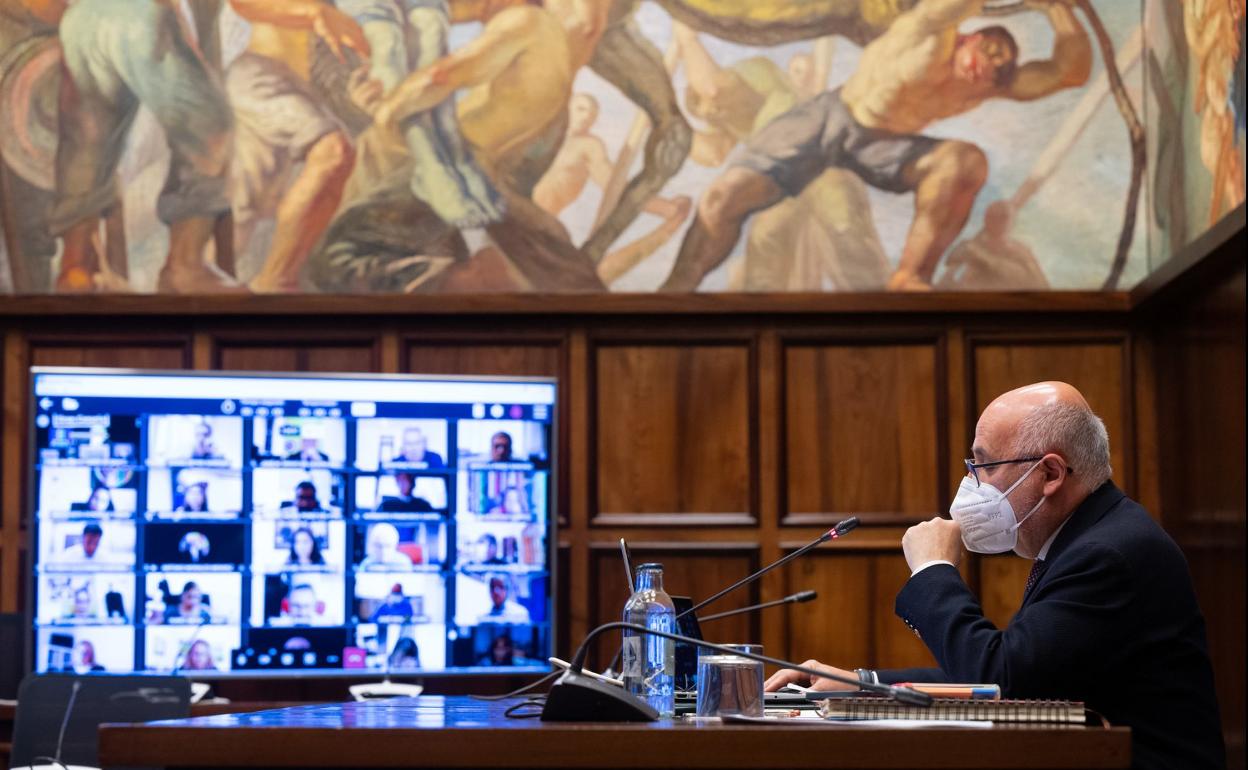 El presidente del Cabildo, Antonio Morales, dirige la sesión ordinaria celebrada aún de manera telemática. 