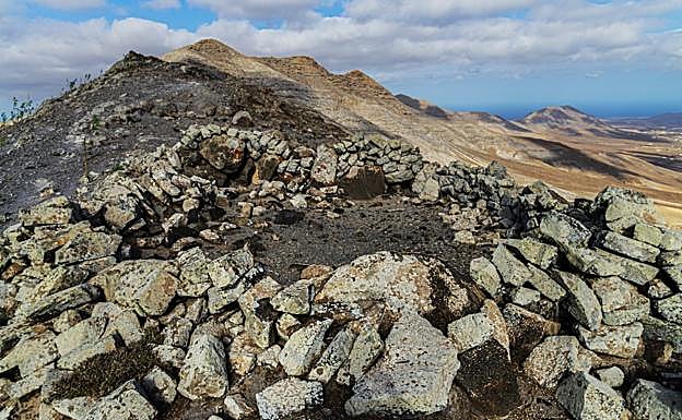 Estructuras prehispánicas en la montaña de la Fortaleza. 