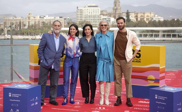 Alauda Ruiz de Azúa con los actores de 'Cinco lobitos': Laia Costa y Susi Sánchez, premiadas en Málaga, Ramón Barea y Mikel Bustamante.