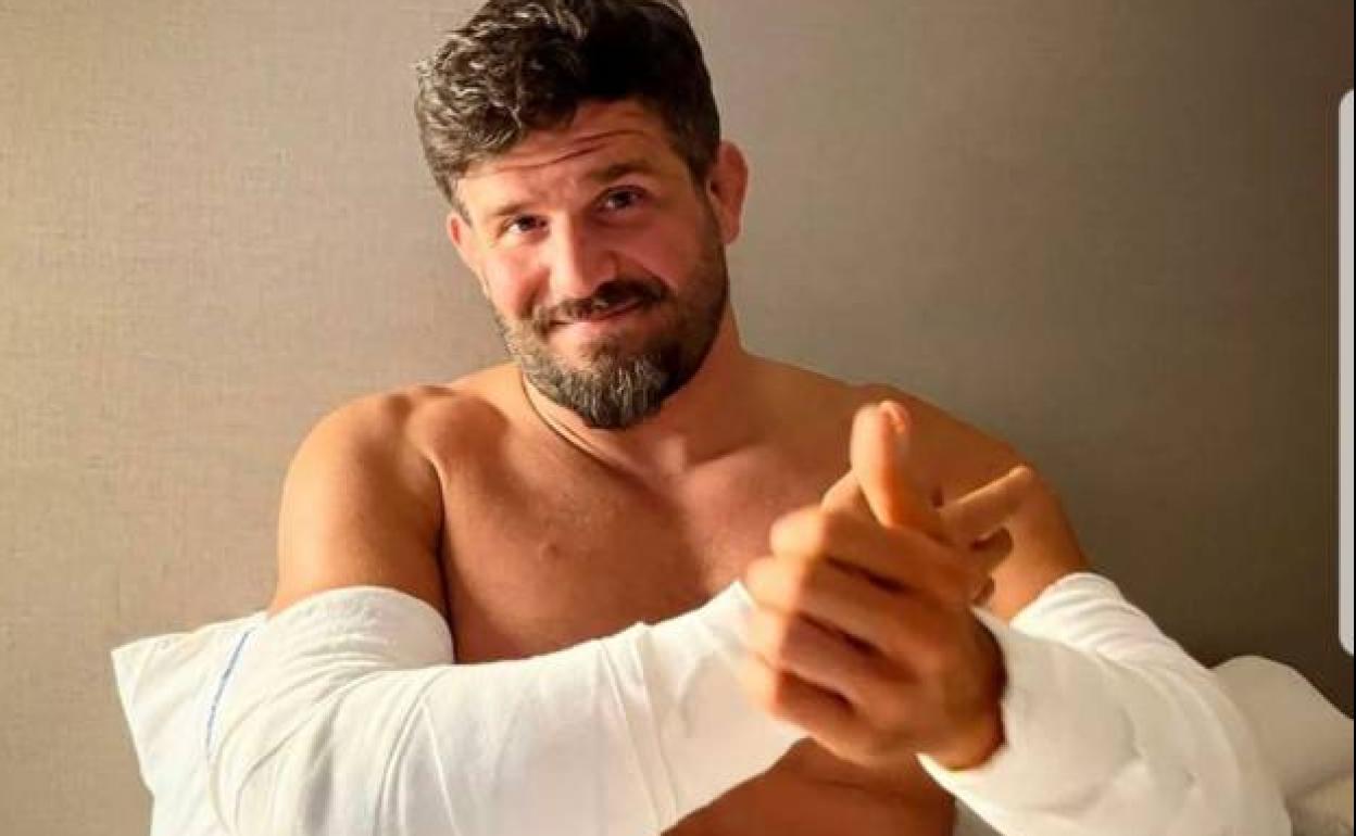 Esta fue la imagen que colgó Juan Espino en sus redes sociales tras ser intervenido quirúrgicamente. 