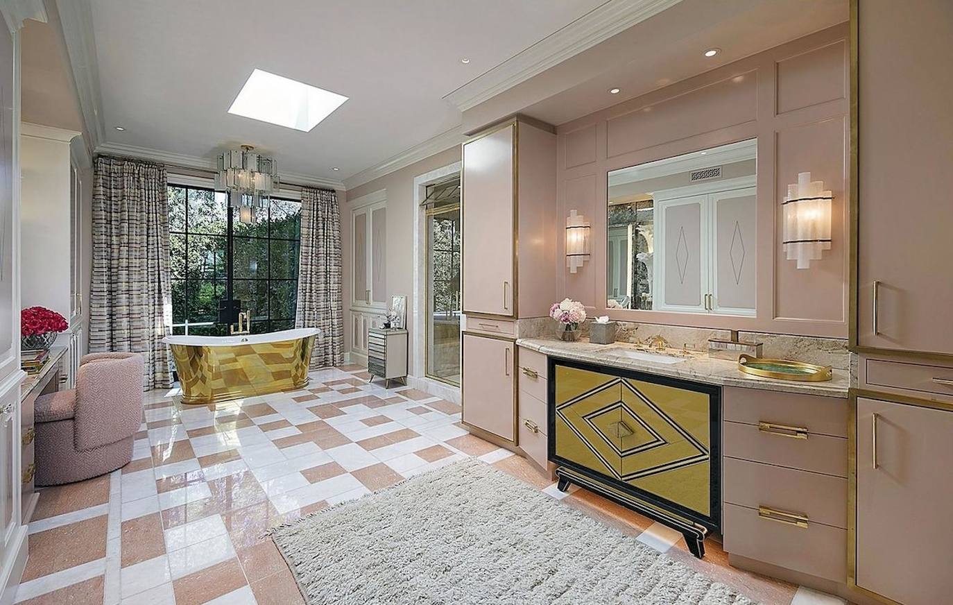 Y hablando de baños, este no tiene nada que envidiar a los de los mejores hoteles, con una gran bañera con vistas y una amplia ducha independiente.