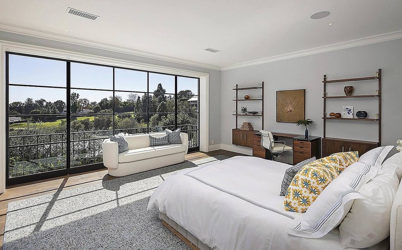 El resto de dormitorios tienen o terraza o balcón con vistas al jardín y todos ellos son muy amplios y siguen la decoración basada en los tonos neutros del resto de la casa. 