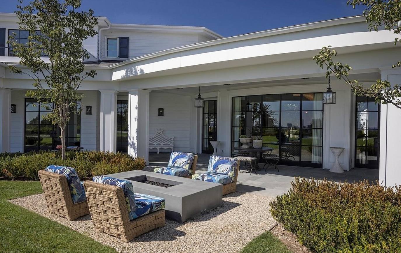 Uno de los puntos fuertes reside en el jardín, en el que no faltan diferentes porches y cenadores para poder disfrutar al máximo de cada rincón. Además, cuenta con una gran piscina y un lounge bar.