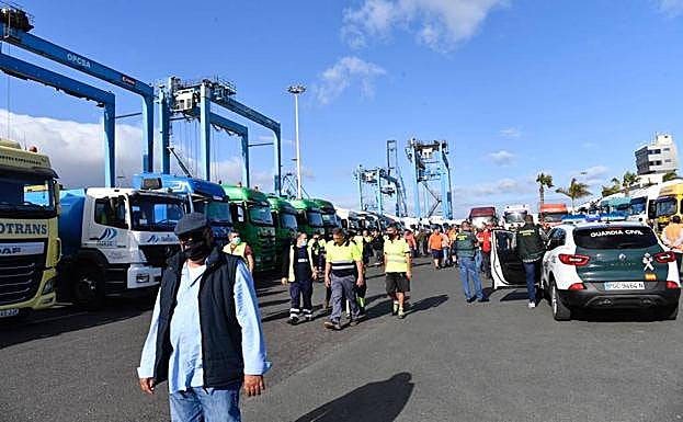 Imagen de la concentración este lunes en el puerto. 